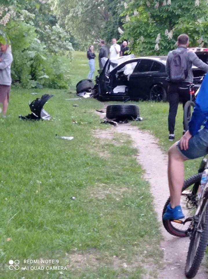 Vilniaus centre per avarija visiskai sumaitotas BMW vairuotojas ir keleiviai paspruko 3
