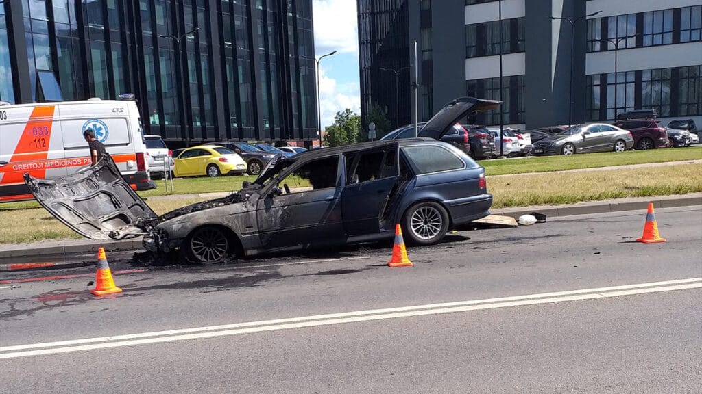 Vilniuje degė „BMW“ markės automobilis (video)
