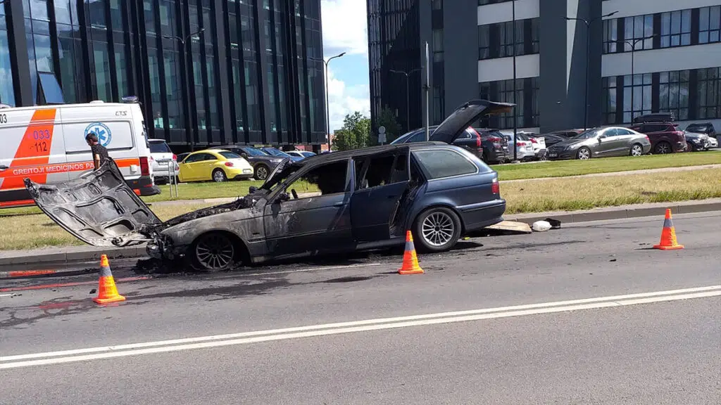 Vilniuje degė „BMW“ markės automobilis (video) 1 Vilniuje dege BMW markes automobilis video 2