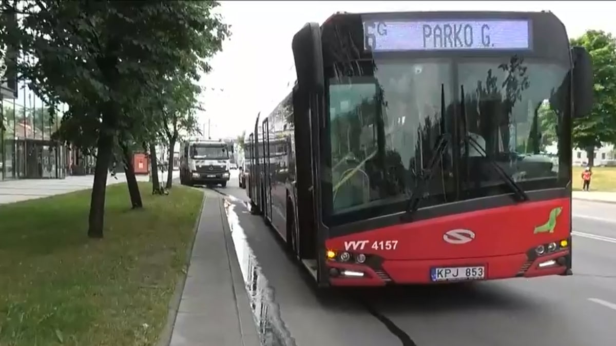 Avarija Vilniuje: autobusas susidūrė sunkvežimiu. Nukentėjo dvi autobuso keleivės.
