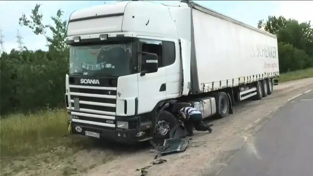Avarija Vilniuje: neblaivus „Volvo“ vairuotojas rėžėsi į vilkiką 1 Avarija Vilniuje neblaivus Volvo vairuotojas rezesi i vilkika 2