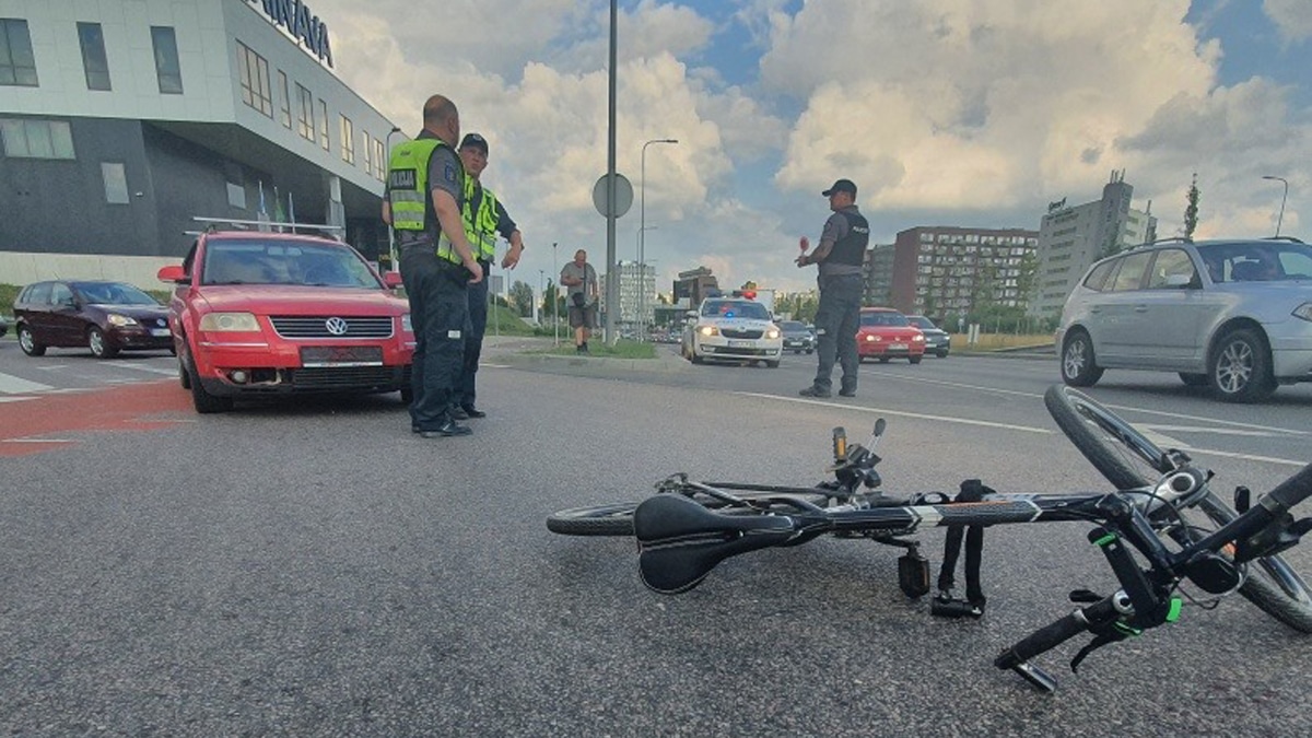 Avarija Vilniuje: vairuotojas nepastebėjęs dviratininko, partrenkė jį. Dviratininkas išgabentas į ligoninę.