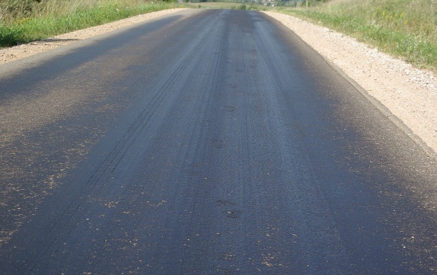 Dėl itin aukštos oro temperatūros Lietuvos keliuose gali pasitaikyti „prakaituojančio asfalto“ ruožų