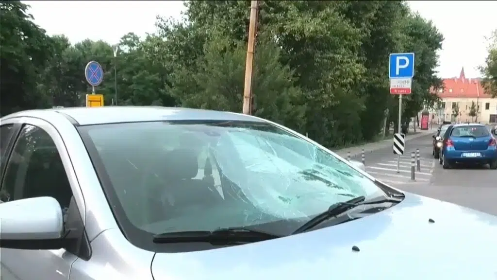Dviejų maisto kurjerių avarija Vilniuje: dviratininkas rėžėsi į automobilį 1 Dvieju maisto kurjeriu avarija Vilniuje dviratininkas rezesi i automobili 2