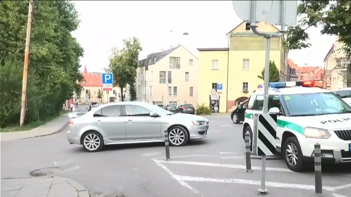 Dviejų maisto kurjerių avarija Vilniuje dviratininkas rėžėsi į automobilį