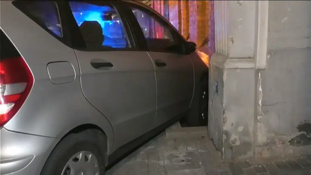 Kurjerio nesėkmė: nuėjęs pristatyti maisto rado automobilį pakibusį ant dugno ir įsirėmusį į sieną 1 Kurjerio nesekme nuejes pristatyti maisto rado automobili pakibusi ant dugno ir isiremusi i siena 2