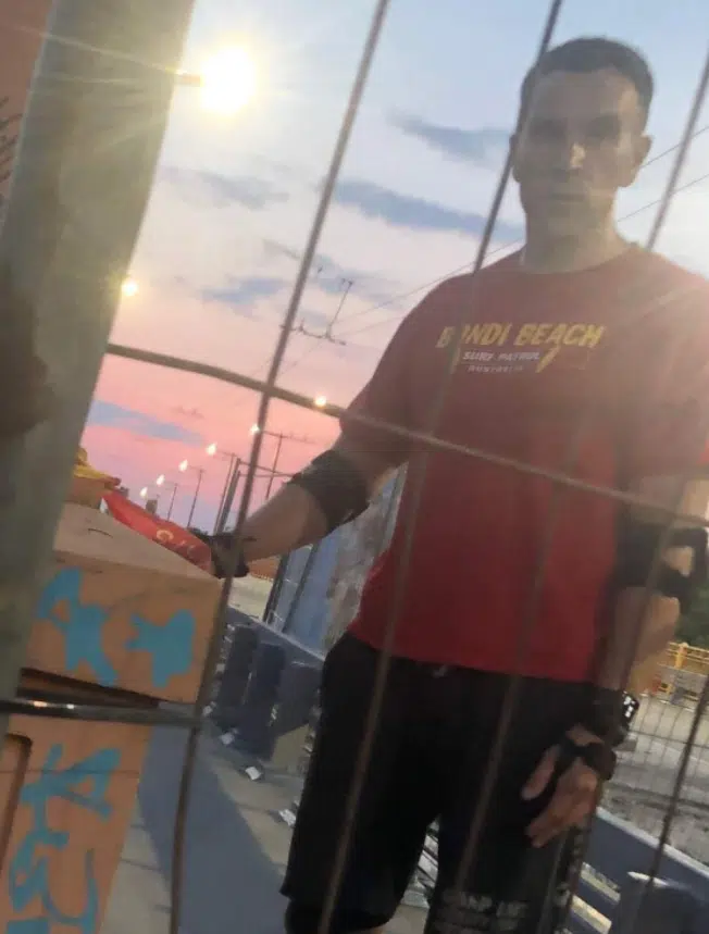 Pasipiktines vyras nulauze nepilnametes motorolerio veidrodeli ir numete ji nuo tilto