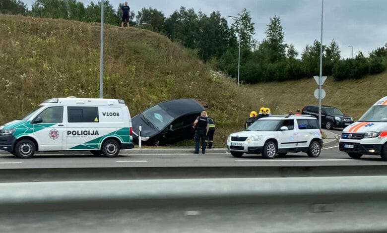 Vilniaus vakariniame aplinkkelyje automobilio nesuvaldęs ir nuvažiavęs nuo kelio vairuotojas paspruko iš įvykio vietos
