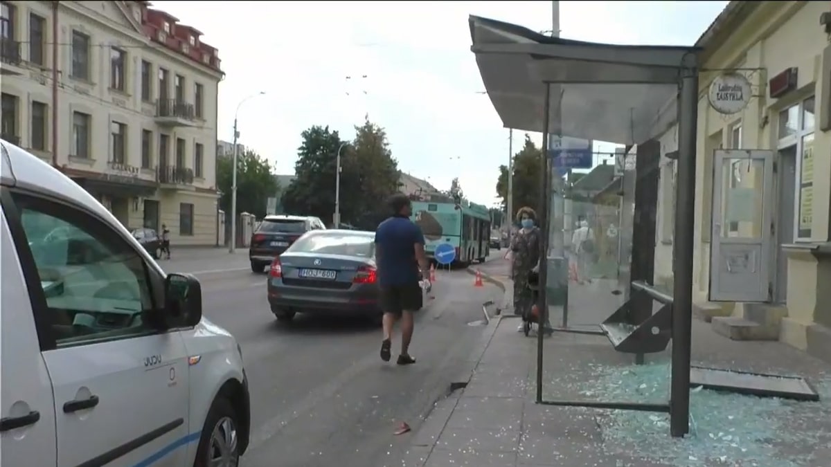 Vilniuje troleibusas apgadino stotelę. Įvykio metu nukentėjo stotelėje sėdėjusi vyresnio amžiaus moteris.