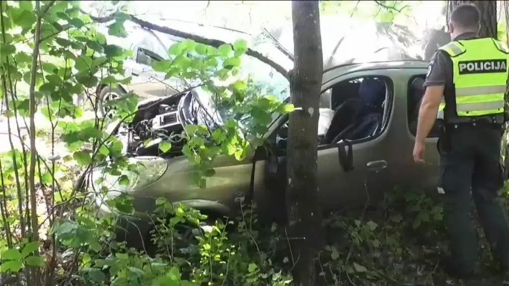 Avarija Vilniuje: sumaitoti du automobiliai ir prispaustas žmogus 1 Avarija Vilniuje sumaitoti du automobiliai ir prispaustas zmogus 2
