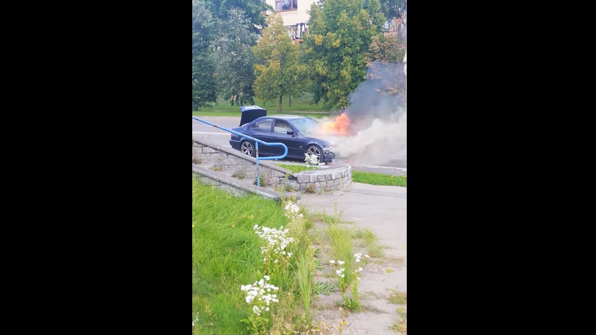 Penktadienį Vilniuje užsiliepsnojo „BMW“ markės automobilis (video)
