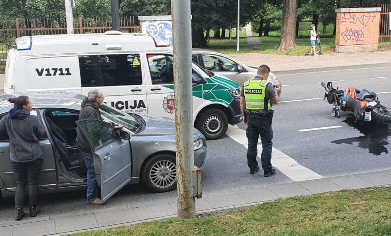 Vilniuje automobilis partrenkė prie sankryžos sustojusį motociklą