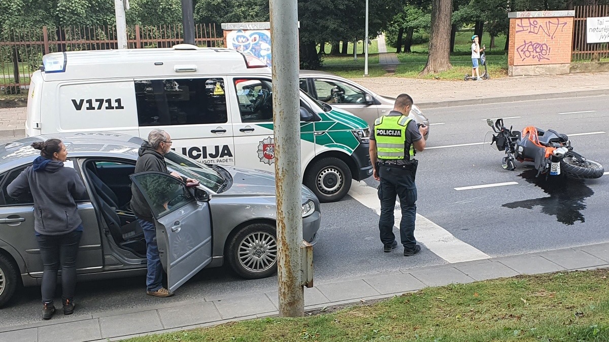 Vilniuje automobilis partrenkė prie sankryžos sustojusį motociklą