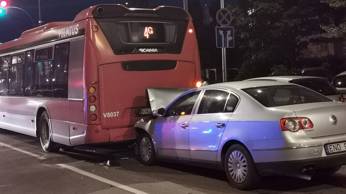 Vilniuje girtutėlis vairuotojas rėžėsi į autobusą (video)