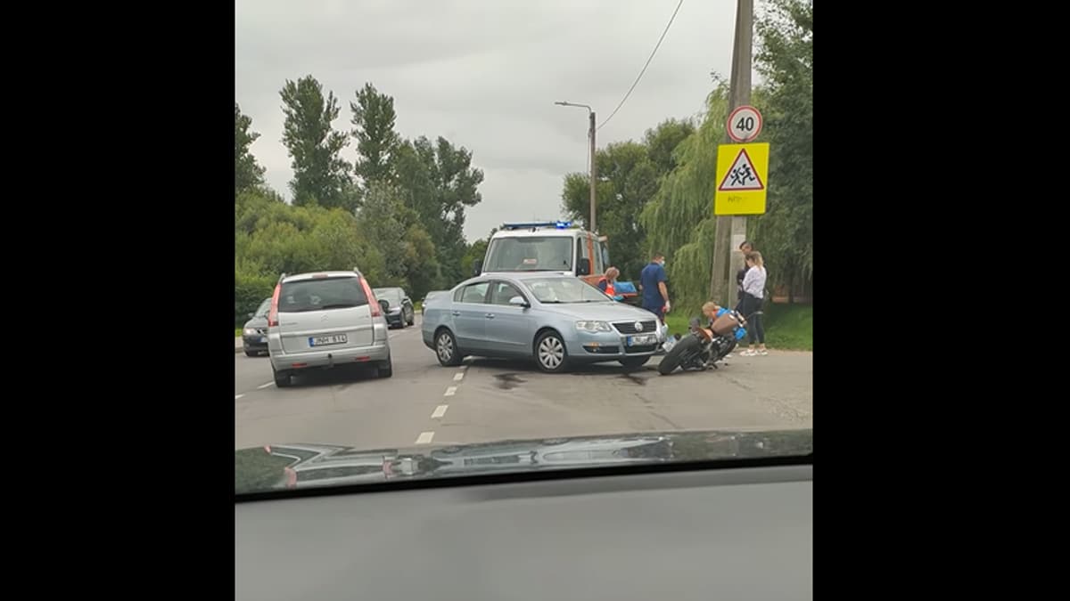Vilniuje partrenktas motociklininkas išgabentas į ligoninę su kojos atviru lūžiu