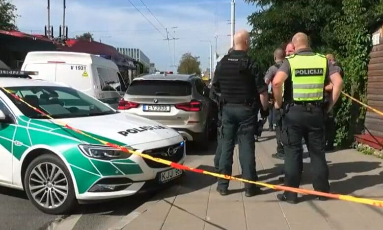 Vyras paskambino į policiją ir pranešė, jog nušovė žmoną: negyva moteris rasta BMW automobilyje