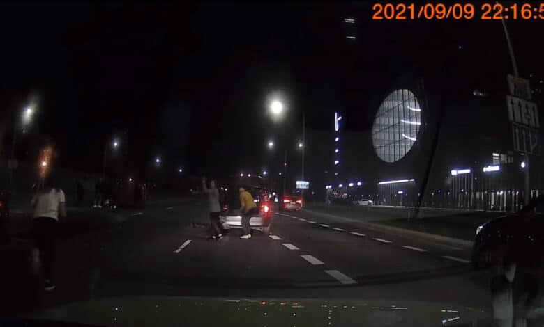Avarija Vilniuje: pranešta apie apsivertusį automobilį ir nukentėjusią moterį (video)