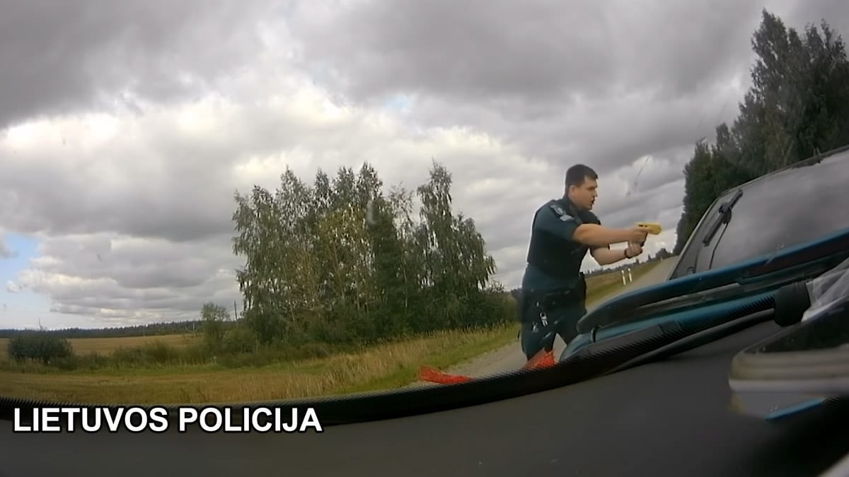 Girto vairuotojo gaudynės ir pareigūnų taranavimas baigėsi areštinėje (video)