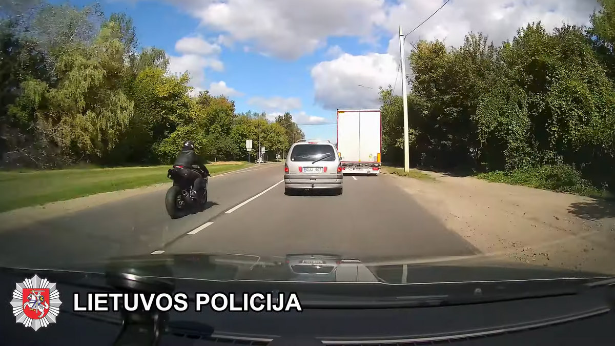 Prieš eismą važiavusį ir KET pažeidusį motociklo vairuotoją sulaikė pareigūnai (video)