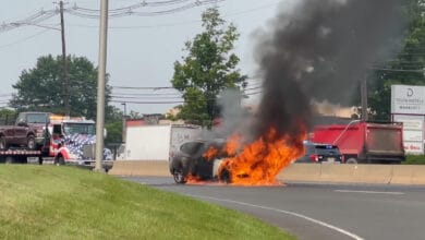 Tesla savininkas išgelbėjo degančio BMW vairuotoją (video)