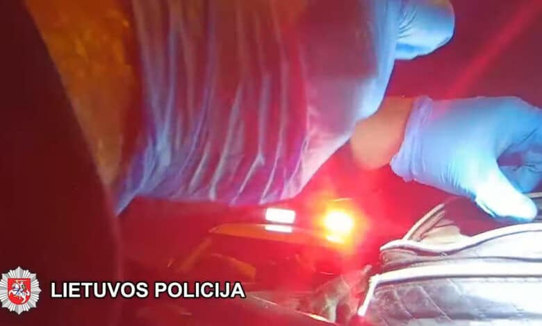 Nuo pareigūnų bandęs pasprukti vairuotojas sulaikytas su narkotinėmis medžiagomis (video)