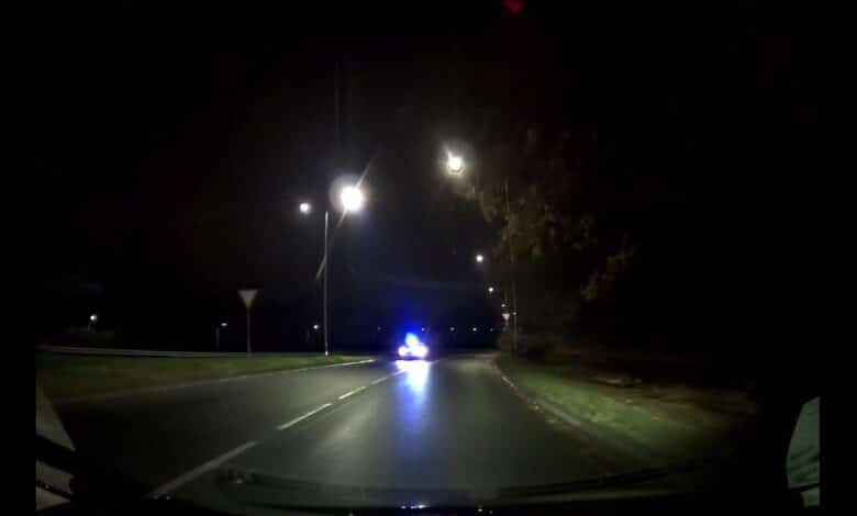 Pastebėjęs policijos reidą vairuotojas pristabdė ir pradėjo važiuoti atbulas prieš eismą (video)