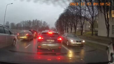 Kaip noriu, taip važiuoju: BMW prieš eismą per A juostą (video)