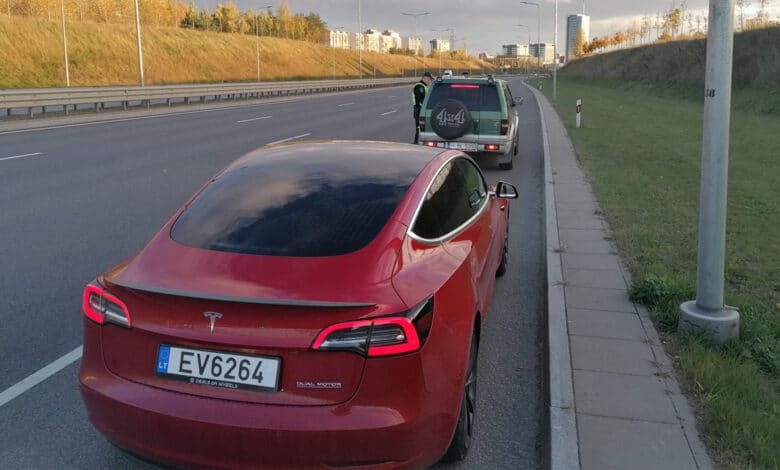 Lietuvos policija apie patruliavimą Tesla elektromobiliu: visai patiko