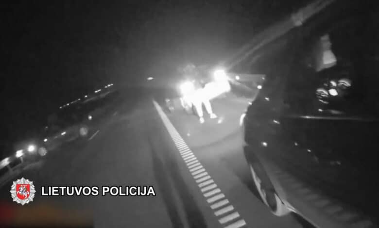 Pareigūnas ne darbo metu iš eismo eliminavo du neblaivius vairuotojus (video)