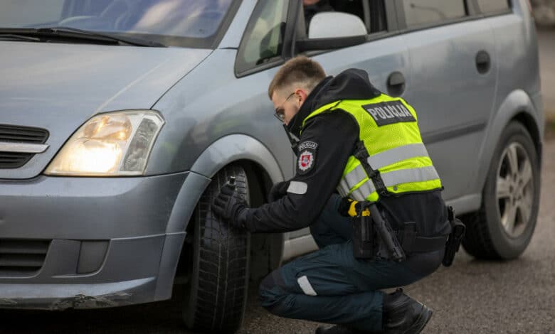 Policijos pareigūnai primena – būtina pakeisti automobilių padangas