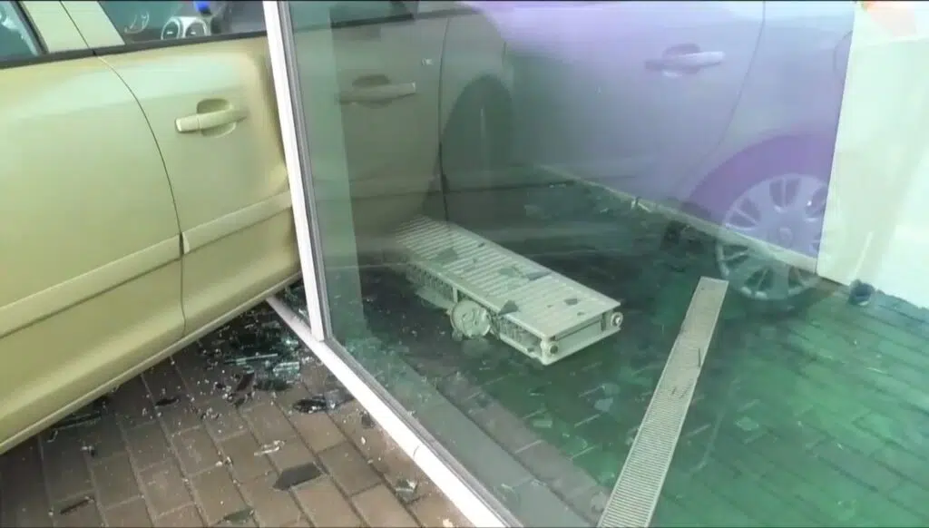 Vilniuje moters vairuojamas automobilis įlėkė į soliarumą 1 Screenshot 20211113 141715