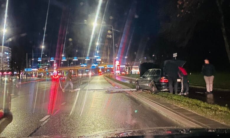 Vilniuje nesuvaldytas BMW automobilis nuvertė apšvietimo stulpą