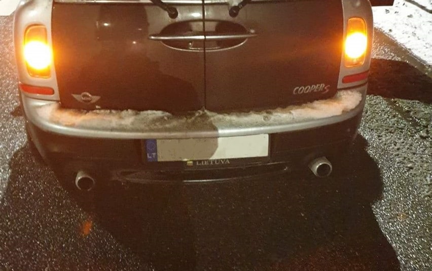 Neblaivaus „Mini Cooper“ vairuotojo kelionė baigėsi areštinėje