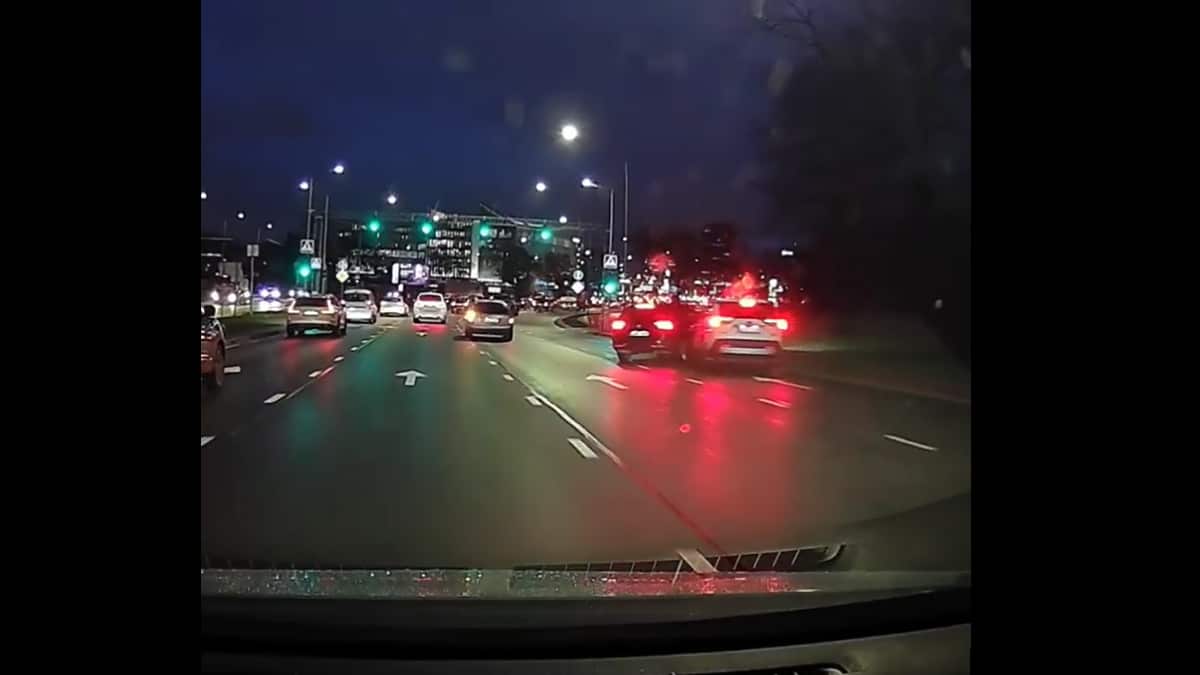 Norėdamas pamokyti vairuotoją užlindusį prieš nosį sukėlė eismo įvykį (video)