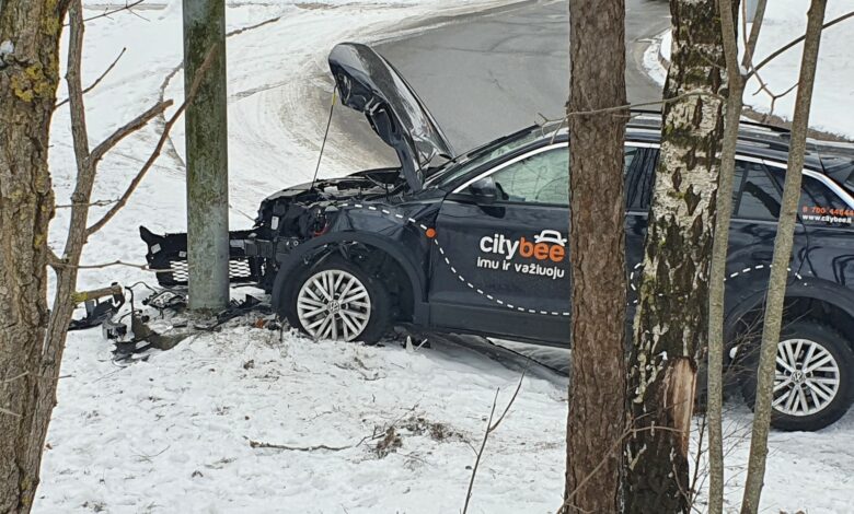Vilniuje į stulpą atsitrenkęs „Citybee“ vairuotojas pasišalino iš įvykio vietos