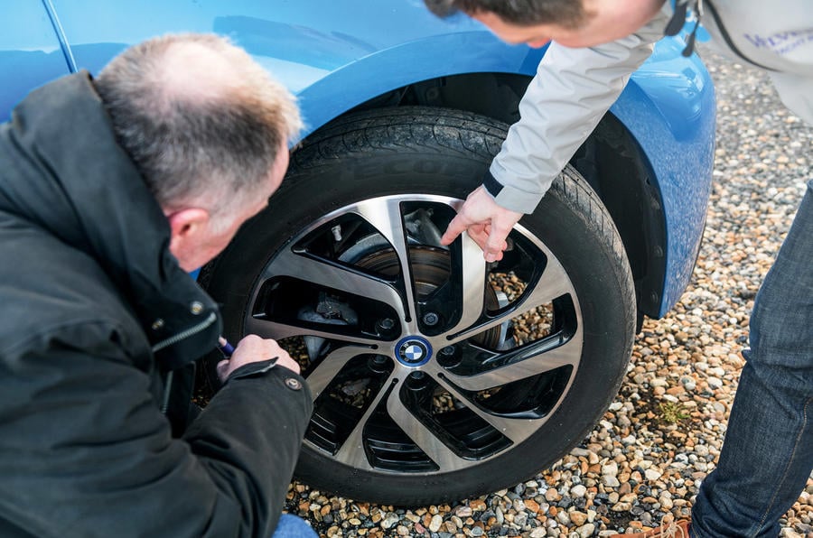 BMW elektromobilio ratlankis padanga ir stabdziai