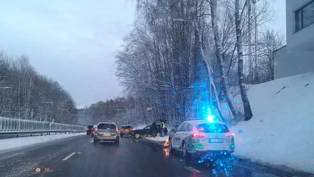 aukstieji paneriai bmw avarija