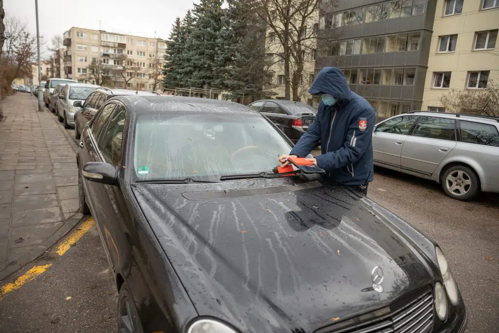 Nuo sausio 1 d. pažeidėjų pavojingai palikti automobiliai gali būti nutempti 1 bauda uz neteisingai priparkuota automobili