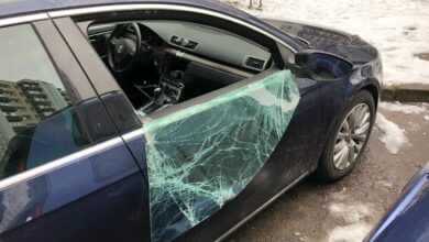 isdauztas automobilio stiklas automobilis vagyste apvogtas