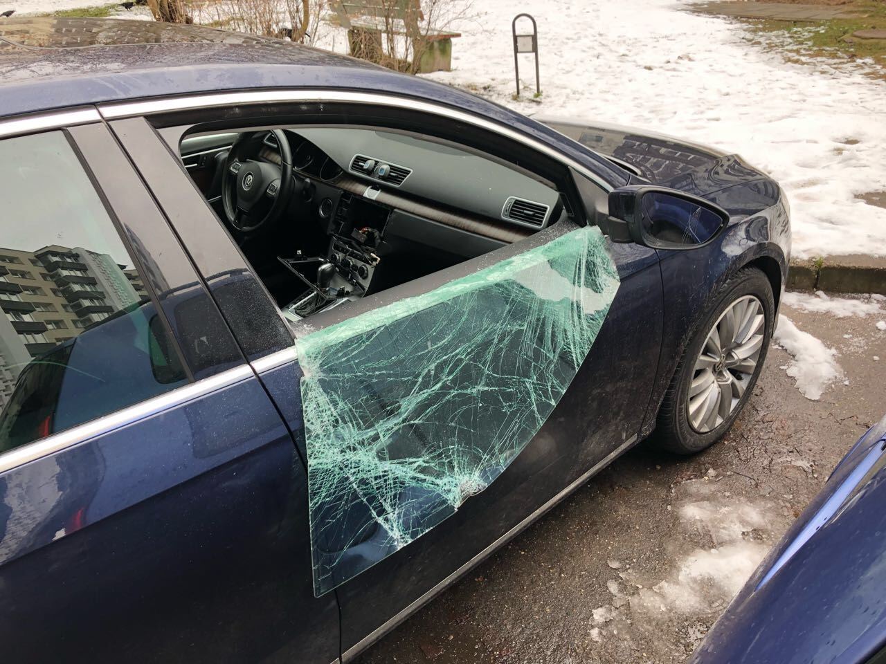 isdauztas automobilio stiklas automobilis vagyste apvogtas