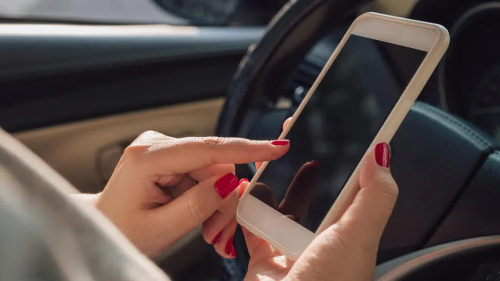 mobilaus telefono naudojimas vairuojant
