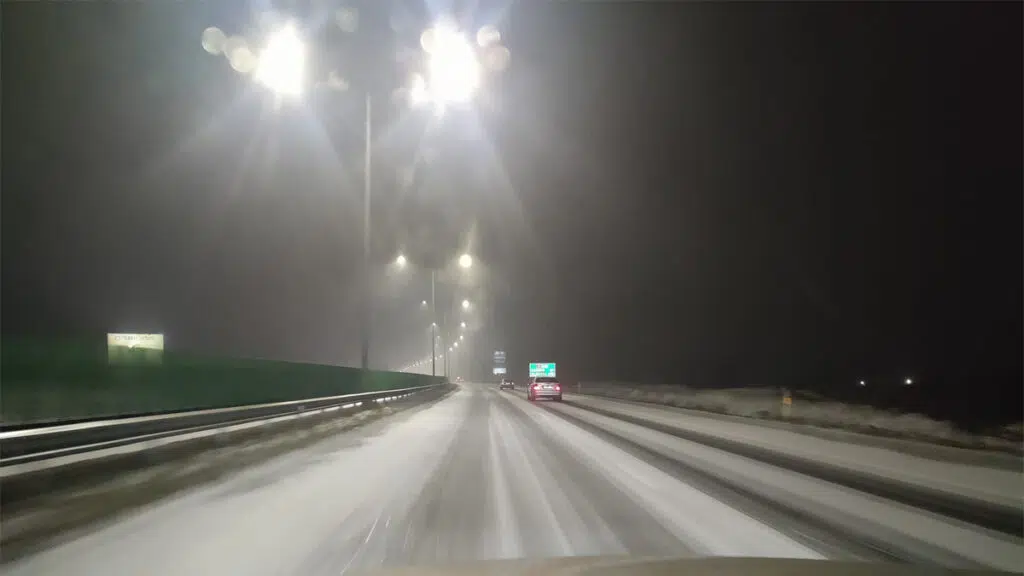 Ketvirtadienį Vilniuje: masinės avarijos keliams virtus čiuožykla (video) 1 slidus kelias vilnius kaunas