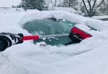 sniego-ir-ledo-valymas-nuo-automobilio