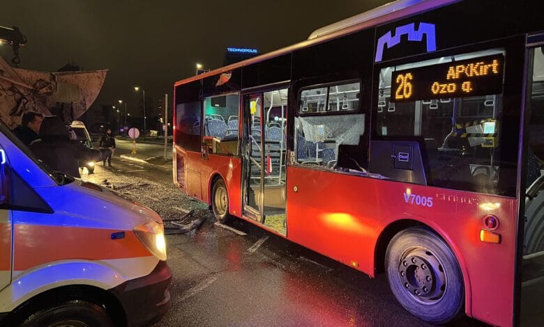 Vilniuje „Grinda“ transportas užkabino autobusą, nukentėjęs keleivis išgabentas į ligoninę