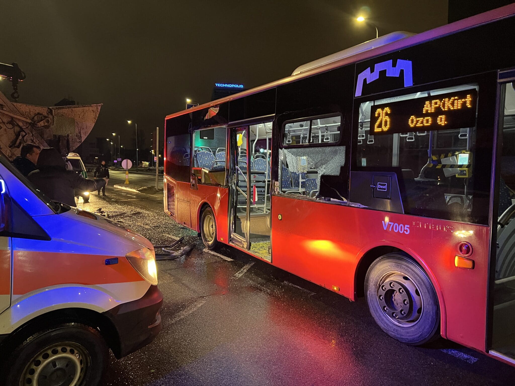 Vilniuje „Grinda“ transportas užkabino autobusą, nukentėjęs keleivis išgabentas į ligoninę