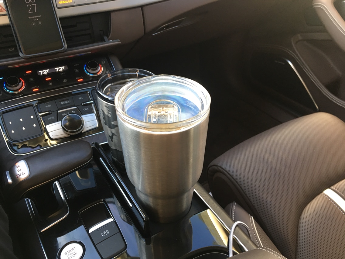 automobilis audi ir kavos puodelis termosas