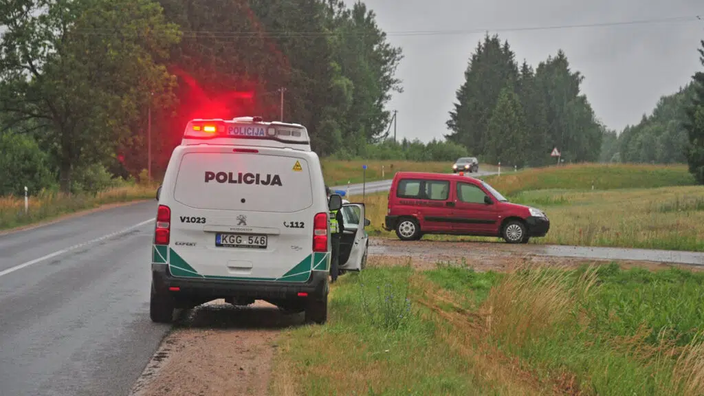 saugiai pastatytas automobilis po eismo ivykio