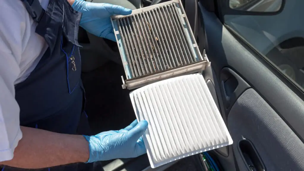 senas uzsikimses automobilio oro filtras ir naujas oro filtras