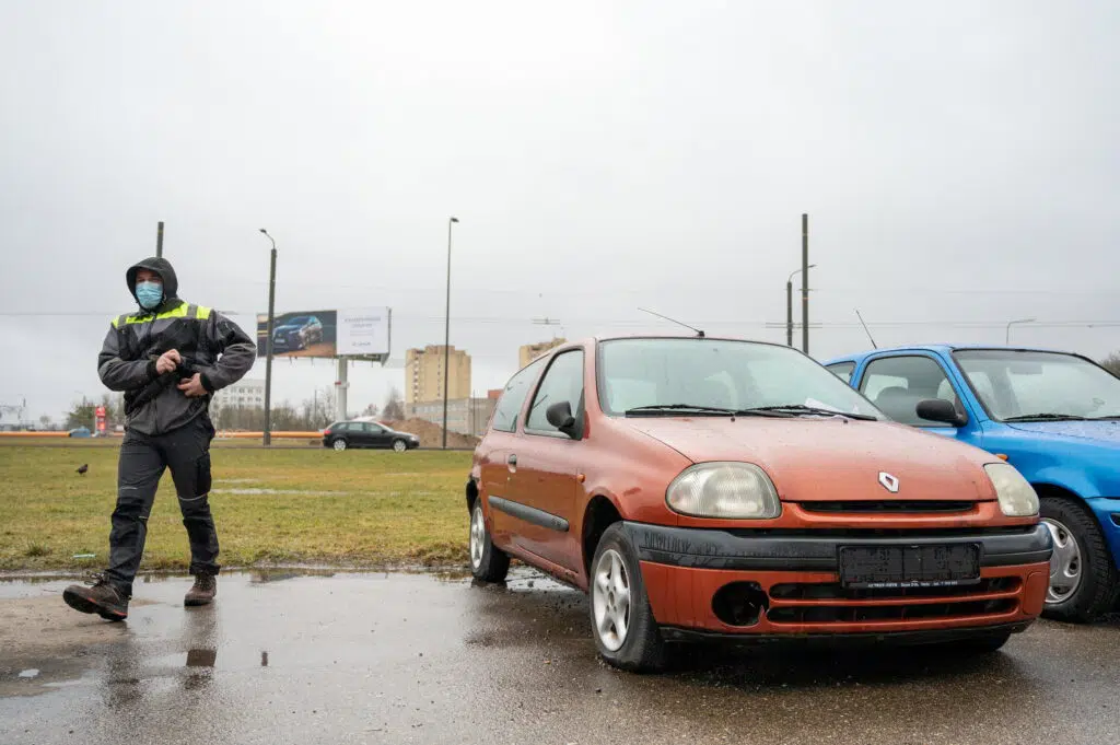 technines pagalbos darbuotojas ir apleistas lengvasis automobilis