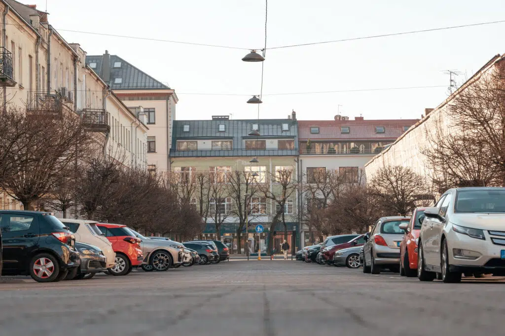 automobiliai stovintys kauno stovejimo aikstelese